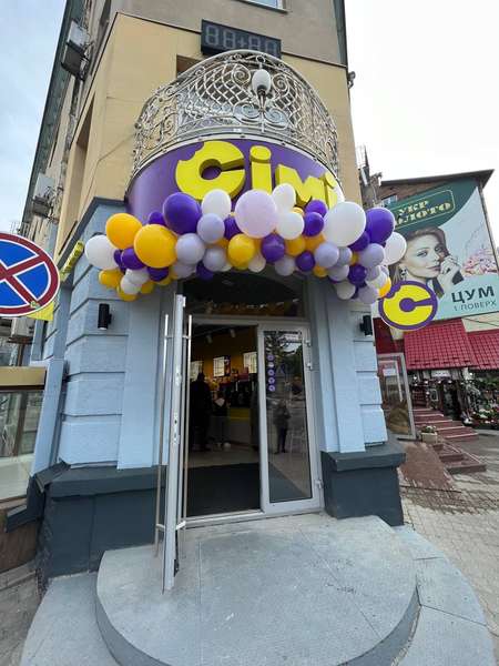 Замість аптеки: у центрі Луцька відкрився новий магазин «Сімі» (фото)