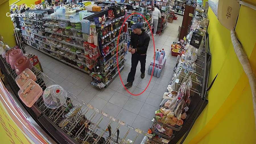 На Волині поліція встановлює особу магазинного злодія (фото)